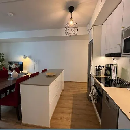 Kotimaailma Helsinki - Tilava Kolmio Tikkurilassa Suutarila