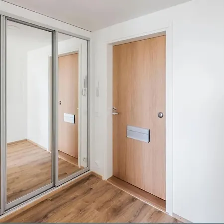 Kotimaailma Helsinki - Tilava Kolmio Tikkurilassa Апартаменты