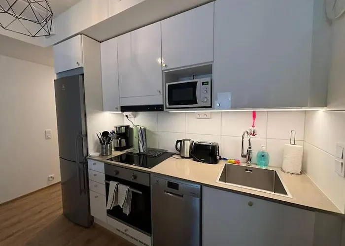 Kotimaailma Helsinki - Tilava Kolmio Tikkurilassa * Suutarila